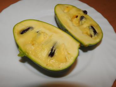 Das cremige, etwas an Mango erinnernde Fruchtfleisch der reifen Asimina triloba Sunflower